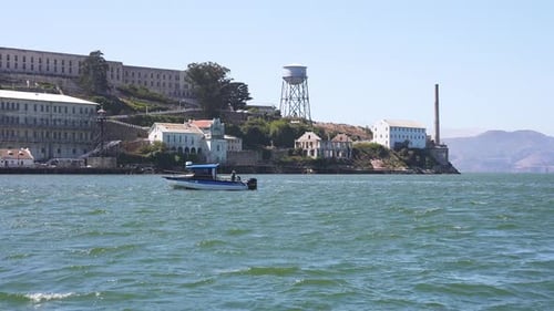 Vue rapprochée de l'île-prison d'Alcatraz au milieu de la baie de San Francisco