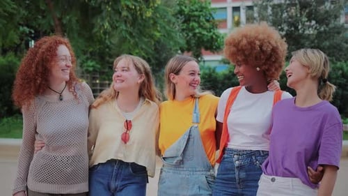 Grupo de amigas brincalhonas se divertindo em uma reunião social. Jovens amigas curtindo o