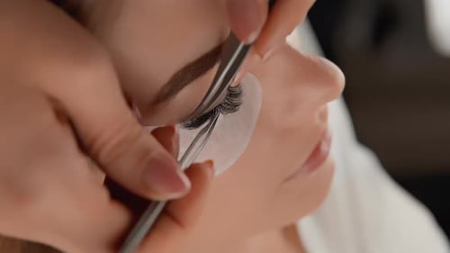 Vá além dos padrões de beleza e descubra as últimas tendências no mundo: vídeo vertical de cílios e tratamentos faciais
