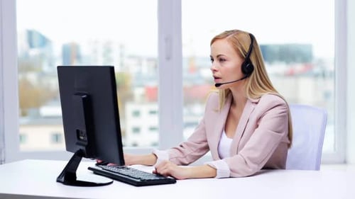 Geschäftsfrau spricht online mit Kunden in einem modernen Büro mithilfe von Technologie