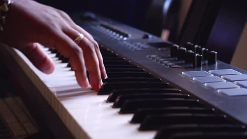 Vídeo de cerca de un chico tocando el teclado electrónico