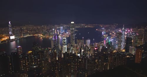 La impresionante vista a gran altitud de Hong Kong por la noche