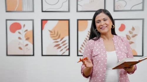 Femme indienne récitant un poème