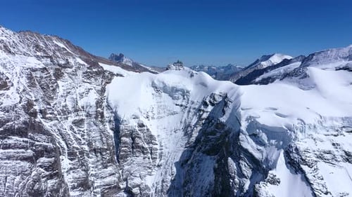 Superbes sommets enneigés avec neige