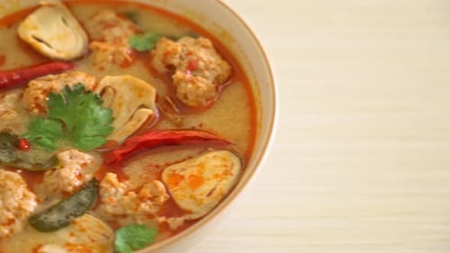 soupe épicée de porc bouilli aux champignons - Tom Yum - Cuisine asiatique