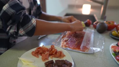 Dans une cuisine moderne, les chefs préparent habilement des ingrédients frais pour un plateau de charcuterie