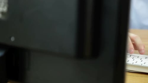 empresário digitando no teclado do computador