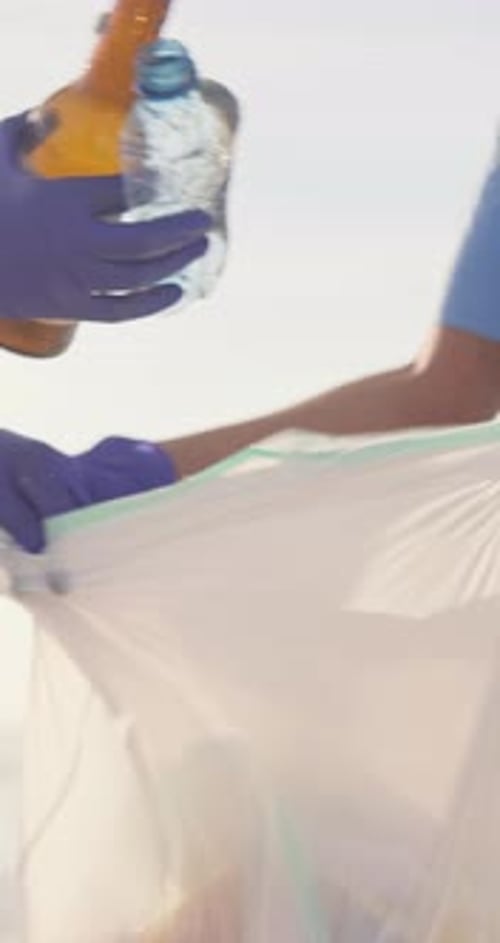 Voluntariado, trabajo en equipo y bolsa de plástico con basura en el ambiente para limpiar
