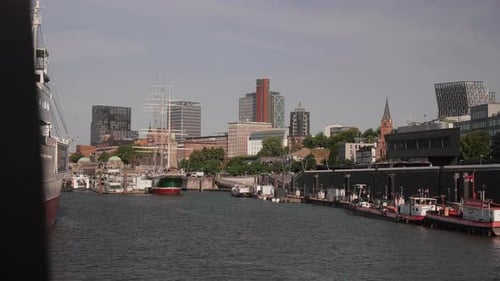 Skyline an den Hamburger Landungsbrücken bei Tageslicht. Fluss Elbe. Panorama.