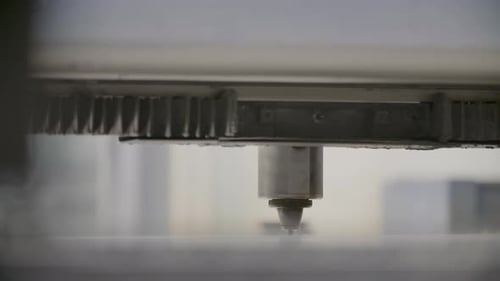 Nahaufnahme eines Laserschneidens im Betrieb mit fokussiertem Licht, das Material durchschneidet