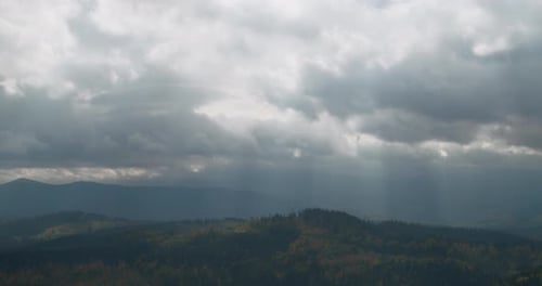Gott strahlt im Herbst in den Bergen