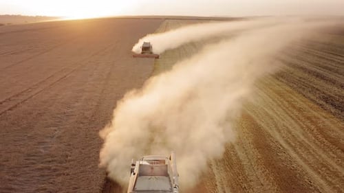 Fazenda pitoresca com um pôr do sol ao fundo