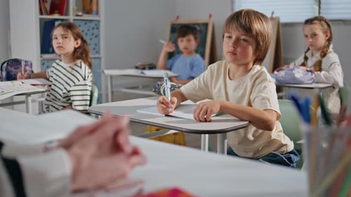 Schreibübungen für Jungen im Notizbuch in der Grundschulklasse in Nahaufnahme