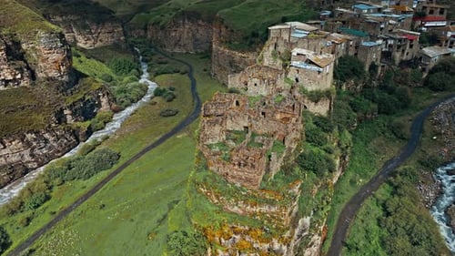 Vista aérea de belos lugares turísticos e da natureza com a montanha do Daguestão