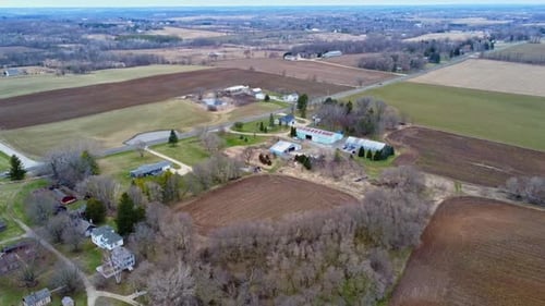 Luftüberflug einer Farm in der Landschaft von Wisconsin