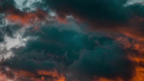 Zeitraffer bei Sonnenuntergang mit orangen und blauen Wolken. 4K