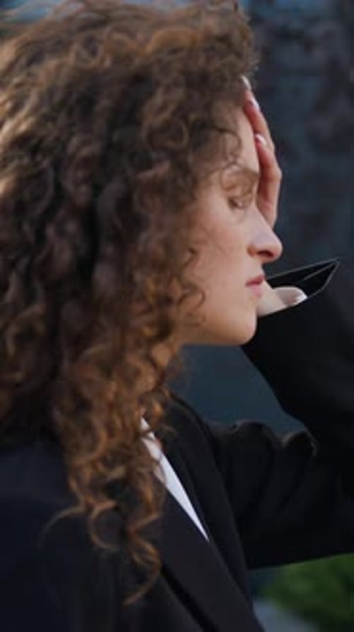Mujer de negocios caucásica triste y molesta que se siente agotada, estresada y cansada caminando por la ciudad cerca de la oficina