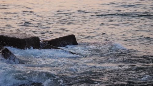 Las olas del mar en la playa del océano al atardecer con el sol capturan la belleza de una tranquila ola oceánica de la Hora Dorada