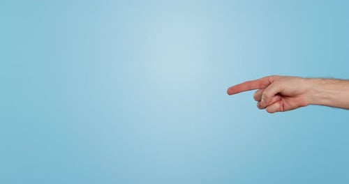 Hand, die auf das Modell für Werbung und Informationen zeigt, wobei Ankündigung oder Auswahl einzeln auf Blau angezeigt werden