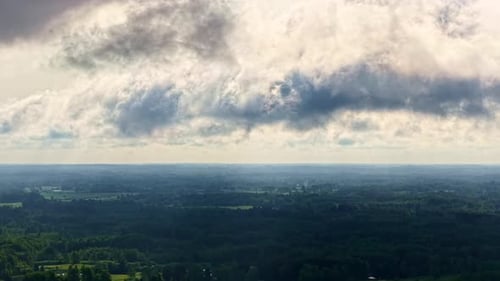Dramatisch Wolkenformationen über der weiten grünen Landschaft unter Tageslichthimmel