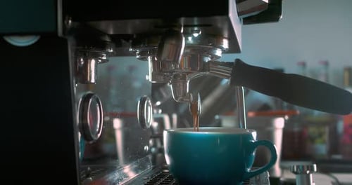 Café recién molido que fluye