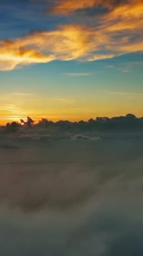 Vue aérienne des nuages lumineux au coucher du soleil
