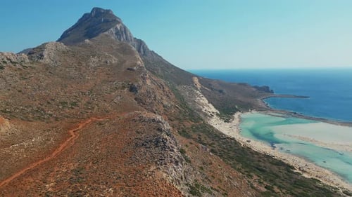 Playa de Balos en Chania, Creta, Grecia: pintoresco paisaje costero con la ladera de las Montañas Rocosas. Tienda de Zumbidos