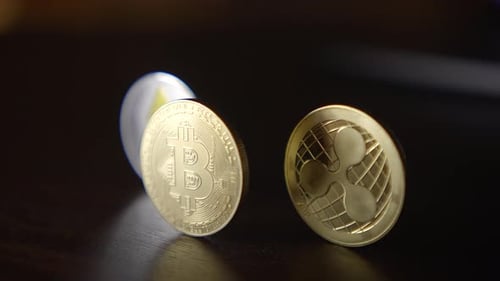 Un affichage de diverses pièces de cryptomonnaie disposées sur une surface sombre à des fins d'observation et d'analyse