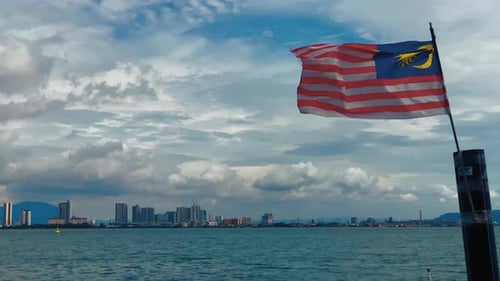 Drapeau malaisien agité avec Butterworth Skyline à Penang