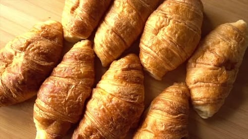 Croissants im 4K-Video als Hintergrund 04