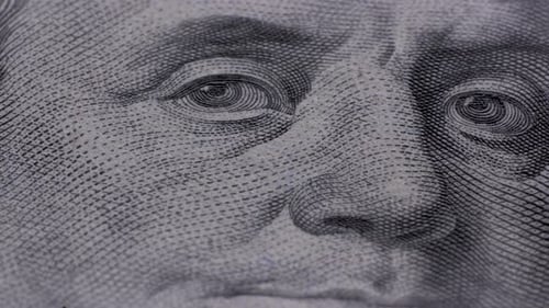 Hintergrund mit Einhundert-Dollar-Scheinen auf einer rotierenden Plattform