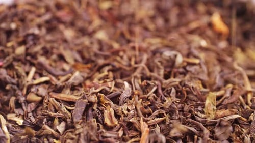 Feuilles de thé sèches isolées sur fond blanc