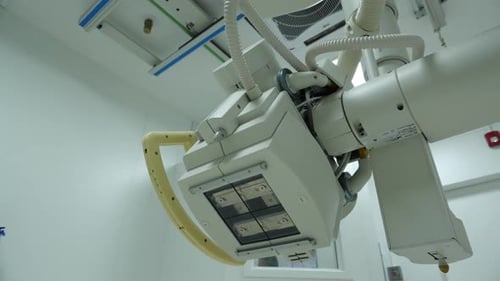 Leerer Röntgenraum mit Ausrüstung, Medium