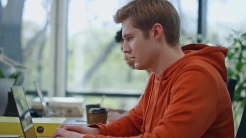 Desenvolvedores envolvidos na codificação de notebooks e equipe de closeup do local de trabalho trabalhando juntos