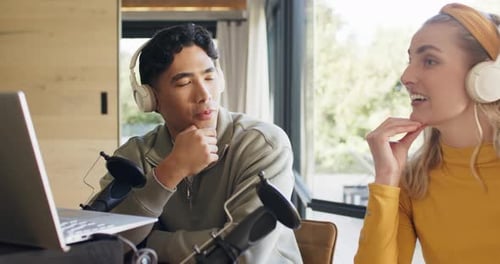 Installer les écouteurs, divers collègues parlant dans des micros, expliquant le sujet du podcast en home studio