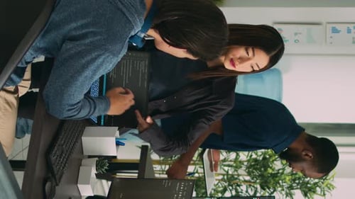 Vidéo verticale Une équipe asiatique de programmeurs cloud d'intelligence artificielle parle de programmation