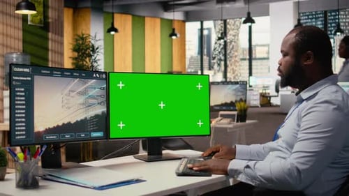 Ingenieur verwendet Computer mit isoliertem Bildschirm, um ein intelligentes Stromnetz zu entwickeln