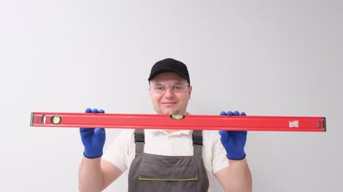 Portrait d'un travailleur avec une surface horizontale mesurant le niveau de l'eau