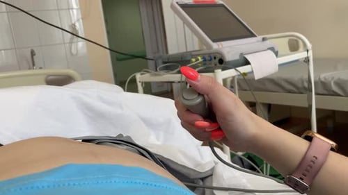 Kardiotokographie Schwangere Frau auf Krankenhausliege während der medizinischen Kontrollkardiotokographie