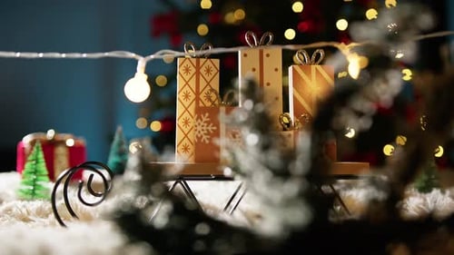 Le traîneau du Père Noël marche parmi les lumières avec des cadeaux