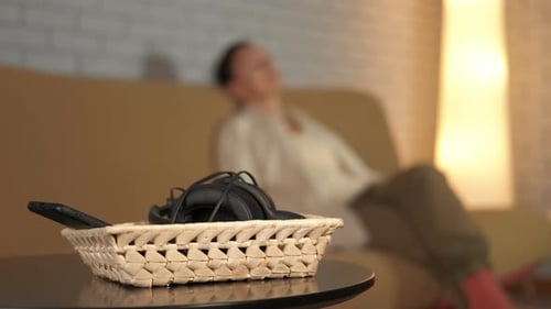 Frau entspannt sich zu Hause und hört Musik auf dem Sofa