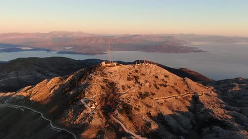 Vidéo aérienne 4k du sommet du mont Pantokrator à Corfou en Grèce.