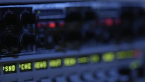 Lautstärkeregler für einen großen professionellen Verstärker für echtes FM-Radio. 4K