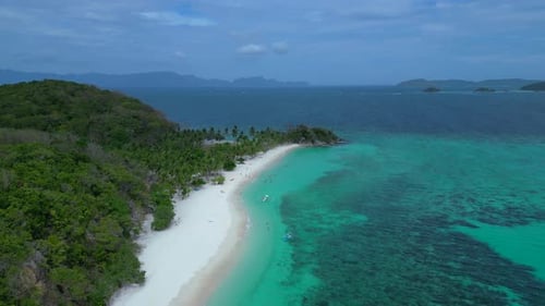 Plage de l'île de Malcapuya, paradis tropical des Philippines. Drone de vue aérienne magnifique