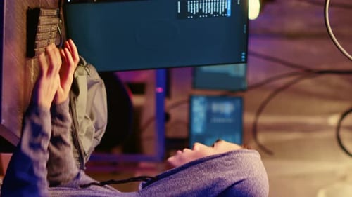 Vertical Video Cybercriminals Run From Police