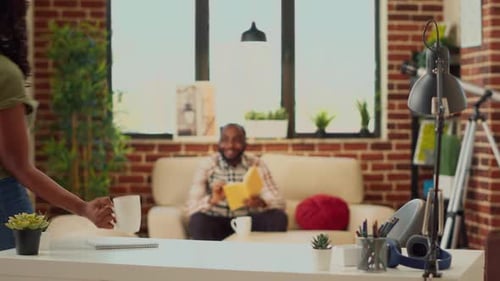 Freelancerin analysiert Unternehmensbericht auf Laptop