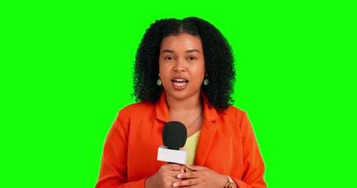 Greenscreen-Mikrofon, Frauengesicht und Reporterin, die über Neuigkeiten, Geschichten oder Live-Streaming-Events spricht