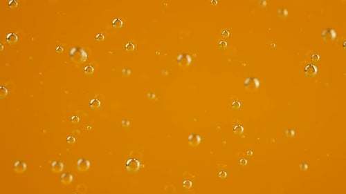 Luftblasen auf orangefarbenem Hintergrund.