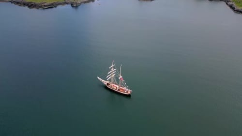 Majestätischer Großsegler segelt durch das ruhige tiefblaue Wasser