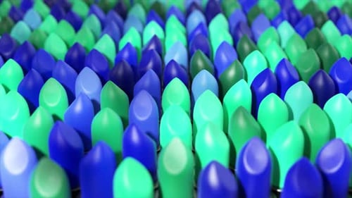 Reihen glänzender, abgerundeter Spitzen, die an Lippenstifte oder Buntstifte erinnern, bewegen sich in einem synchronisierten Muster und erzeugen